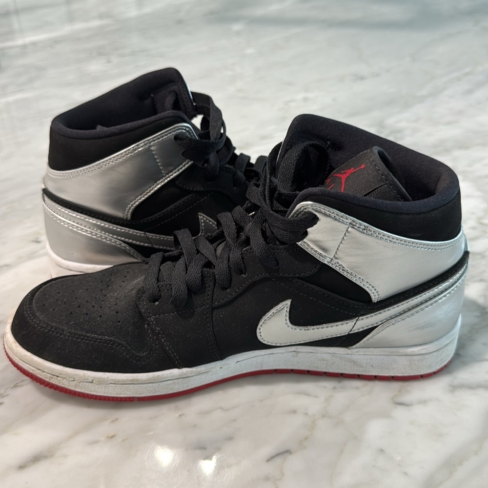 Nike Jordan 1 Mid - Picture 7 of 10